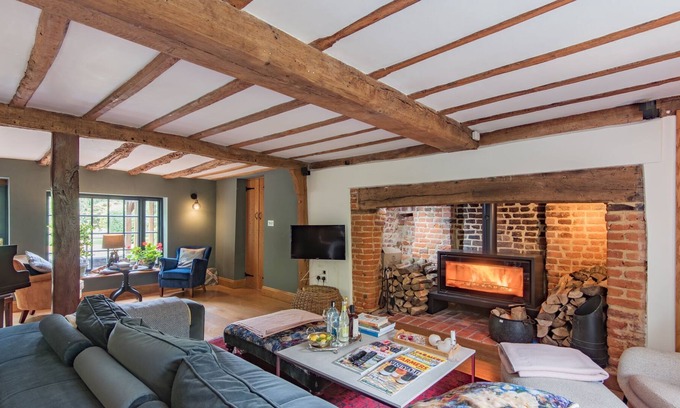 Adisham Otro | Doghouse Farm - farmhouse with pool that sleeps 16 guests in 5 bedrooms