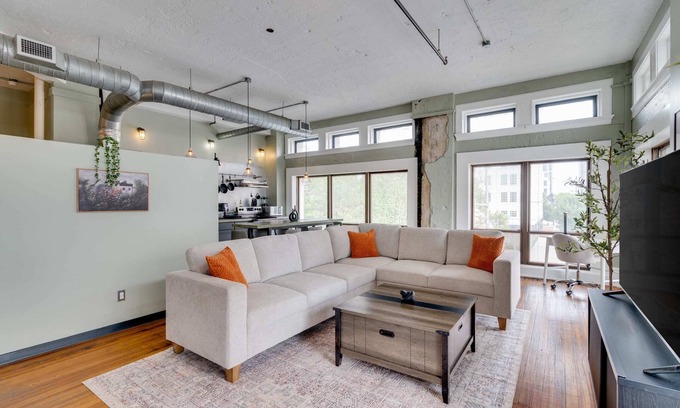 Civil Rights Historic District Apartamento | The Vintage Gem | Covered Parking | Sleeps 8 | DT