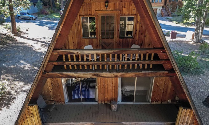 Comstock Acres Cabina | The Virginian – Charming A-Frame Cabin for 8, Close to Lake, Skiing, & More!
