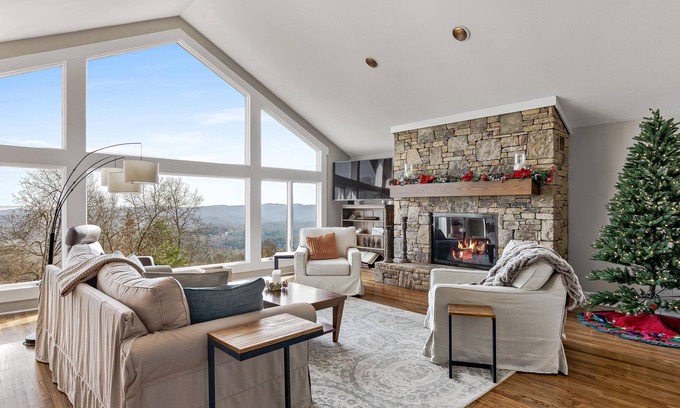 Laurel Park Casa | “THE VISTA” at Laurel Park/Hendersonville. 5 🌟🌟🌟on other sites ! Lux listing!