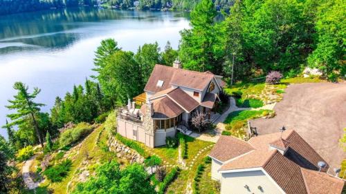 Val-des-Monts Chalet De Esquí | The Vista - Magnificent waterfront beach & hot tub