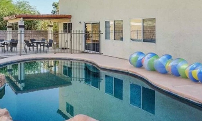 Paradise Casa | The Viva Vibe Las Vegas: FREE* Heated Pool, 6BD*, Skyline View, Pool Table & Foosball, 4 TV's, Grill