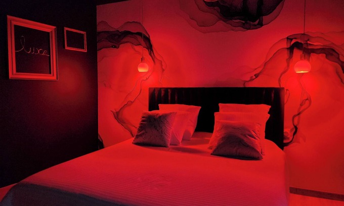 Doue-la-Fontaine Apartamento | The Volupté Suite - Luxury, calm and romance with private sauna and Jacuzzi