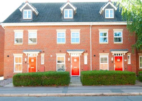 Derby Casa | The Voyager - Newly Furnished Home