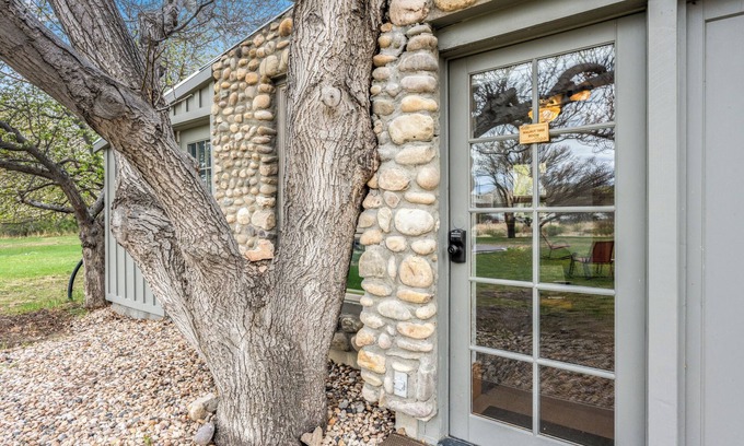 Tropic Apartamento | The Walnut Tree Room at River Stone Inn at Bryce