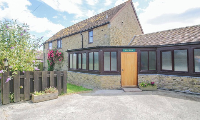 Craven Arms Casa | THE WALTON, family friendly, with pool in Ludlow