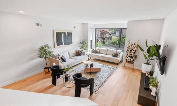 Central Northside Casa | The Warhol Room | Private Room on Arch Street