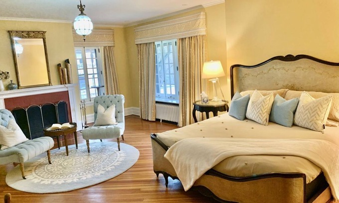 Highland Mills Cama Y Desayuno | The Washington Room at Rushmore Estate in Woodbury NY Bed and Breakfast