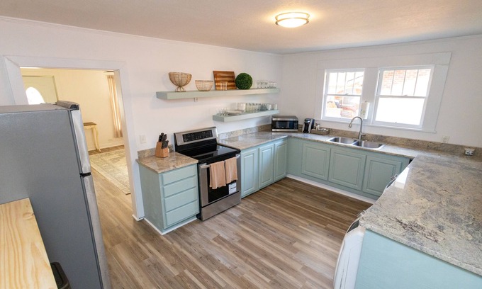 Hattiesburg Casa | The WATER PARK & ZOO are less than a block away! B