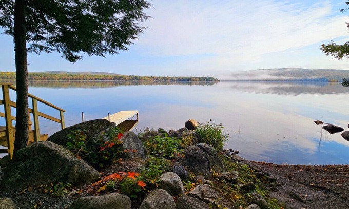 Hartland Cabina | The Water's Edge|Peaceful Lakeside Cabin