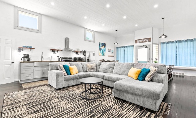 Oconto Casa | The Waterfront- Game Room!Movie Theatre! 6 Bedrooms! Bunk Room!