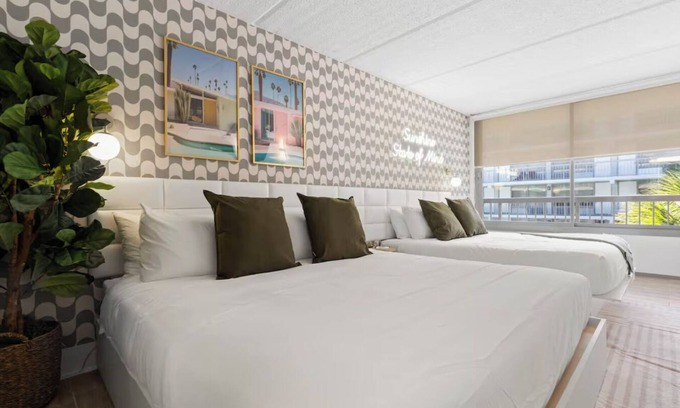 Kissimmee Apartamento | The Wavy Palm Studio: 8 Mins to Disney World + Pool/Gym/BBQ, 2 Beds