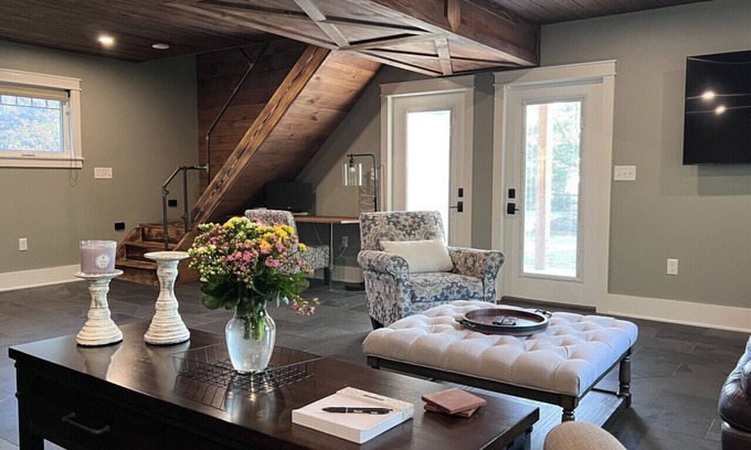 Orange Apartamento | Modern Farmhouse Near Cleveland Chagrin Falls Cuyahoga Valley National Park
