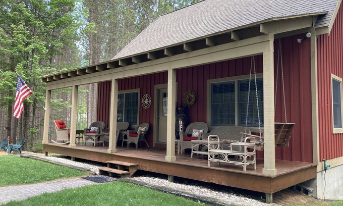 Lake Ann Cabaña | The Wayberry Cottage-Beautiful Retreat-Close to Nature