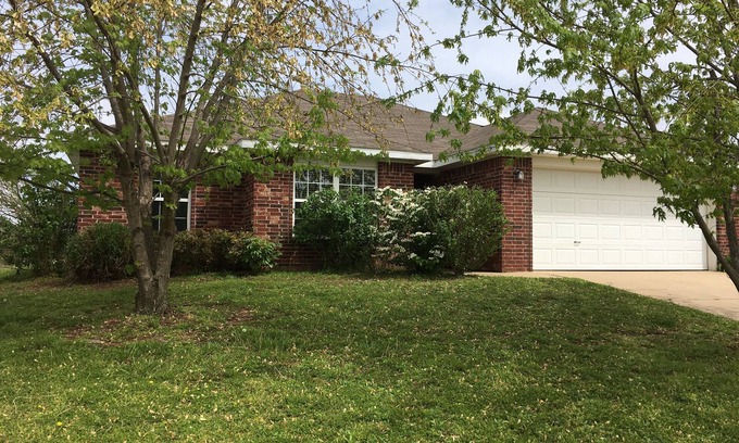 Bentonville Casa | The Weekender Family & MTB Retreat with garage, playhouse, firepit, sleeps 7+