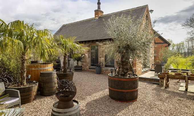 Bromsgrove Apartamento | The Well House is a romantic, unique and cosy retreat for two