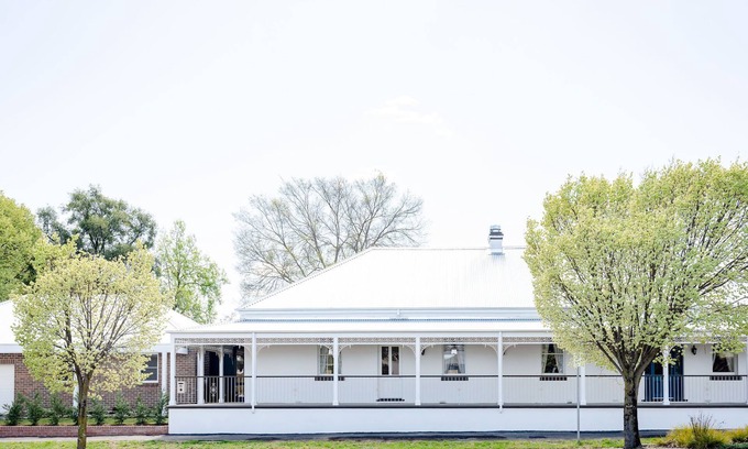 Orange Casa | The Welcome Inn | Central Orange | Large and newly renovated