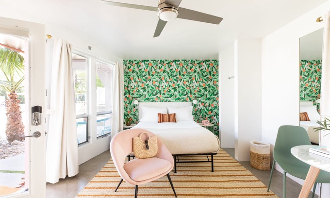 Tahquitz River Estates Hotel | Posh Queen Studio at Wesley Hotel