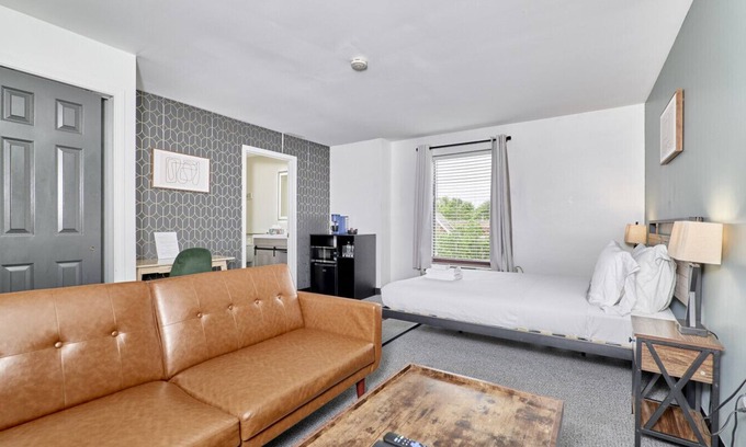 Central West End Hotel | The West End - Futon with Queen