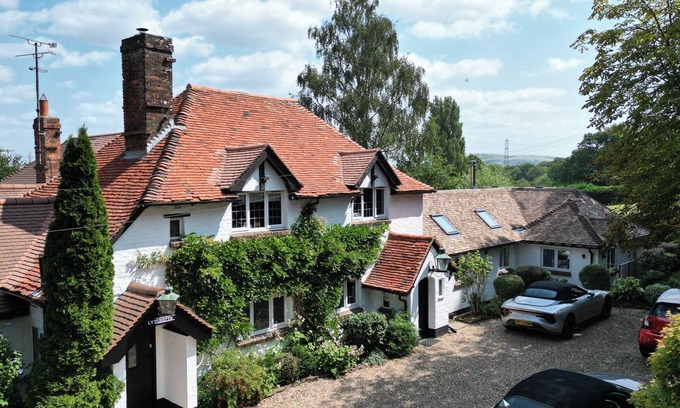 Woodmancote Casa | The West Wing - Luxury Home, spectacular grounds & heated pool