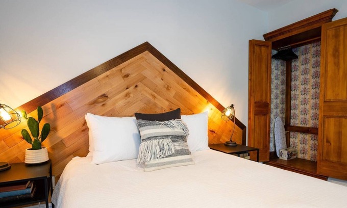 Five Points Apartamento | The Western Allure| Beer + Wine | Sleeps 2