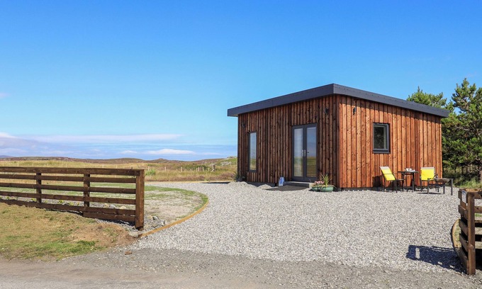 North Uist Cabaña | THE WHEELHOUSE, romantic, country holiday cottage in Balivanich