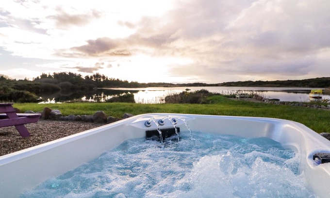 Burtonport Cabaña | THE WHEELHOUSE POD NO. 1, romantic in Burtonport, County Donegal