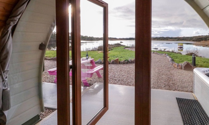 Burtonport Cabaña | THE WHEELHOUSE POD NO. 2, romantic in Burtonport, County Donegal