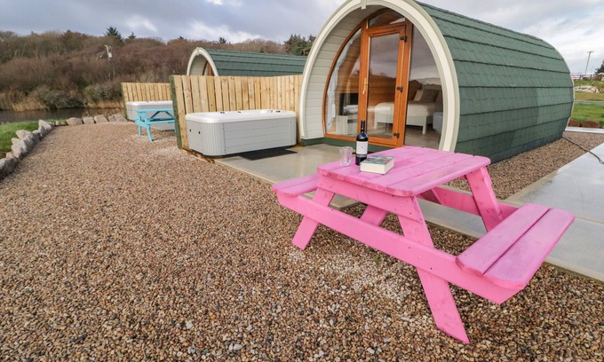 Burtonport Cabaña | THE WHEELHOUSE POD NO. 3, romantic in Burtonport, County Donegal