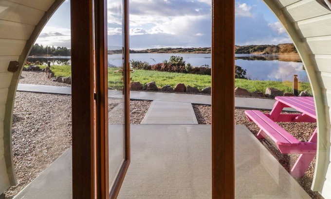 Burtonport Cabaña | THE WHEELHOUSE POD NO. 8, romantic in Burtonport, County Donegal