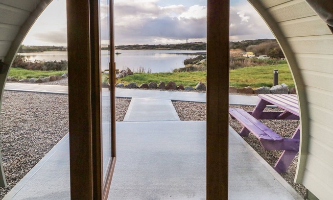 Burtonport Cabaña | THE WHEELHOUSE POD NO. 5, romantic in Burtonport, County Donegal
