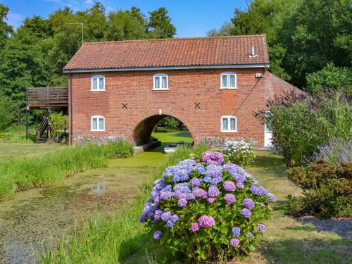 Irstead Casa | The Wherry Arch