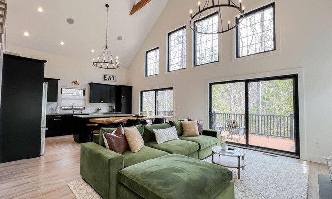 North Conway Casa | The Whitaker House | Luxe | Heart of the Valley