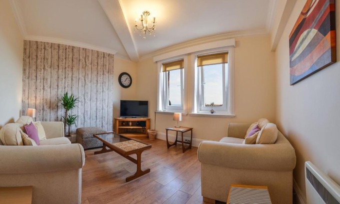 Whitby Apartamento | The Whitby Prospect, large apartment with stunning views, 2 mins from beach