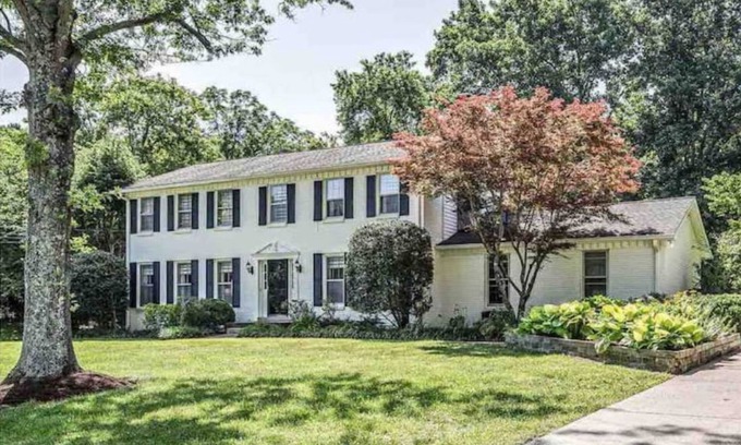 Franklin Casa | The White Colonial. Minutes to Downtown Franklin.