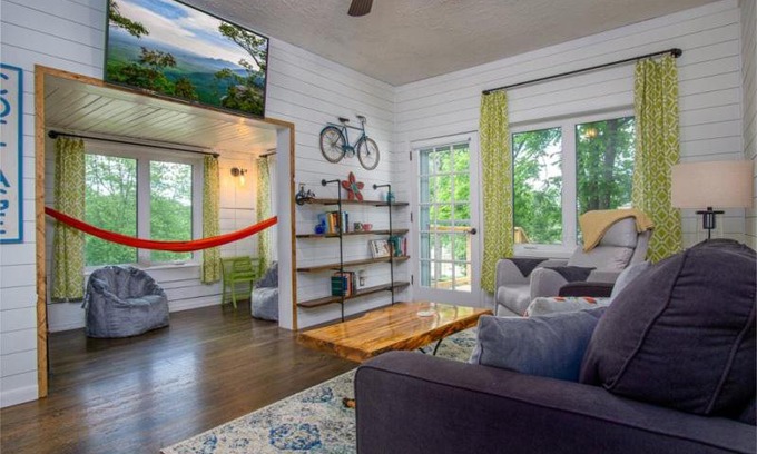 Brevard Casa | The White Cottage