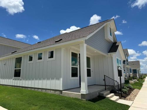 New Braunfels Casa | The White Haus A Cozy New Braunfels Cottage