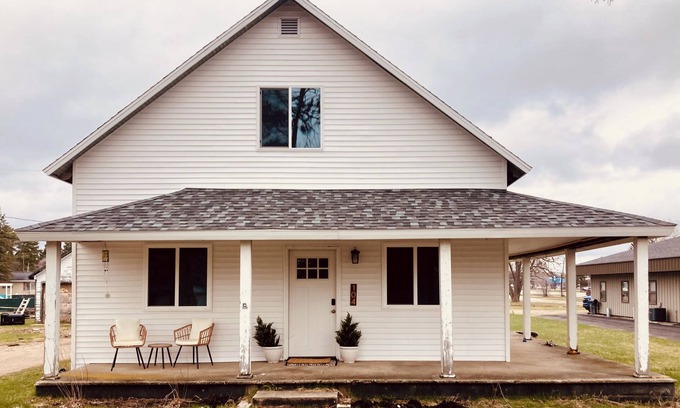 Kalkaska Casa | The White House…a lovely family friendly 4-bedroom house with WiFi in Kalkaska
