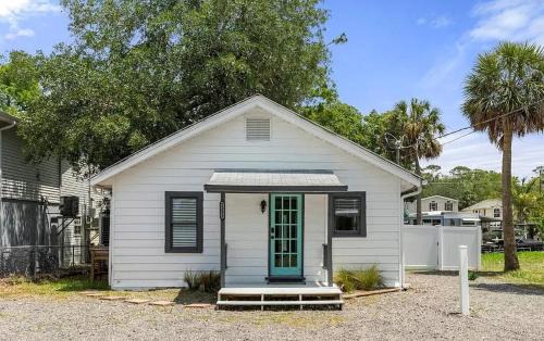 Weeki Wachee Gardens Casa | The White House at Weeki Wachee