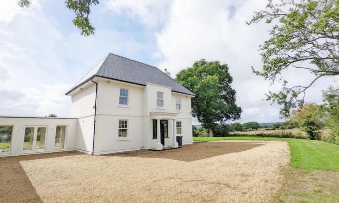 Kingsley Casa | The White House - Bordon