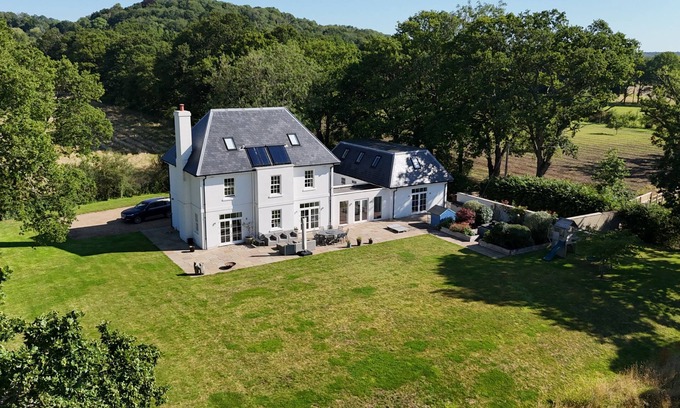 Kingsley Cabaña | The White House - Bordon - sleeps 10 guests in 5 bedrooms
