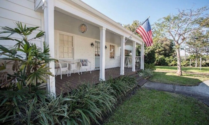 Melbourne Casa | The White House - Historic 2br Downtown Melbourne