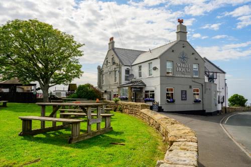 Whitby Hotel | The White House Inn - Whitby
