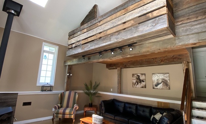 New Tecumseth Cabaña | THE WHITE HOUSE ON THE HILL - Beautiful Country Home