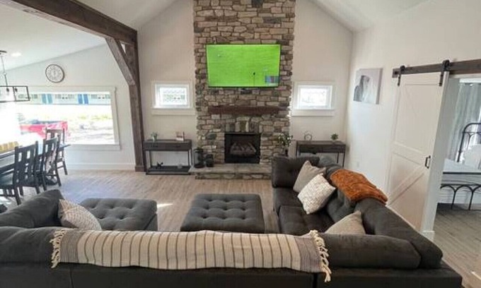 Conneaut Lakeshore Casa | The White House - Spacious Modernized Farmhouse