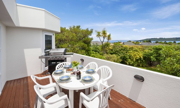 Wharewaka Cabaña | La Casa Blanca - Taupo Holiday Home