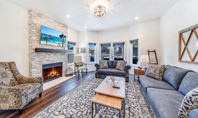 Huntington Beach Casa | The White House with spa, bikes and steps to the beach and down town main street shops and dining