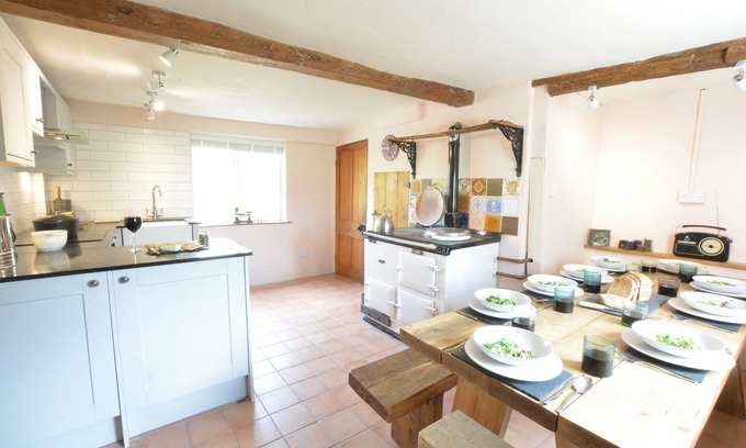 Homersfield Cabaña | THE WHITE HOUSE WITH STUDIO, pet friendly, with open fire in Wortwell