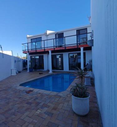 Cape Town City Centre Villa | The White House - Zonnebloem
