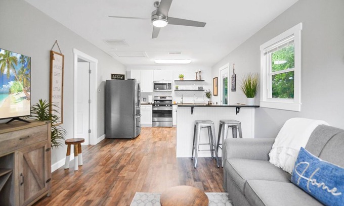Woodstock Casa | The White Little House near Downtown Woodstock